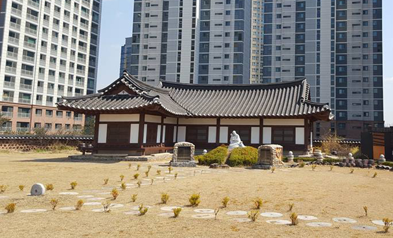  
Danggogae Martyrs' Shrine in Seoul's Yongsan-gu District is surrounded by apartment high-rises but remains quiet and serene.
